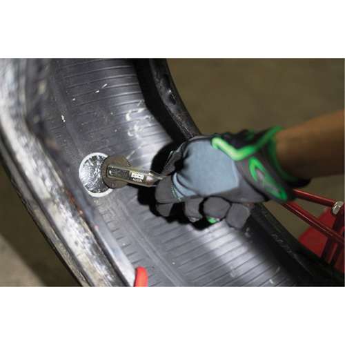 Outil robuste de roulage pour r&eacute;paration de pneus avec roulette &agrave; patch en acier Fastek