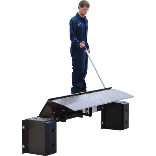 Mechanical Edge-O-Dock Leveler, 99" W, 72" Deck Width, 29" Span Fastek