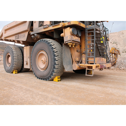 Cale de roue ultra-robuste pour l'exploitation mini&egrave;re Checkers Safety, PEHD, Jaune, 14-1/2" la x 17-1/2" p x 16" h Fastek