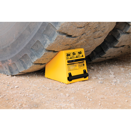 Cale de roue ultra-robuste pour l'exploitation mini&egrave;re Checkers Safety, PEHD, Jaune, 14-1/2" la x 17-1/2" p x 16" h Fastek