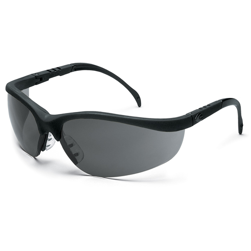 Lunettes de s&eacute;curit&eacute; Klondike, Lentille Grise/fum&eacute;e, Antibu&eacute;e/Anti-&eacute;gratignures, R&eacute;pond ou surpasse la norme CSA Z94.3 Fastek