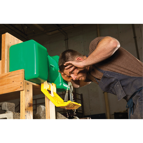 Poste de douche oculaire, Aliment&eacute; par gravit&eacute;, Capacit&eacute; 9 gal., Conformit&eacute; ANSI Z358.1 Fastek