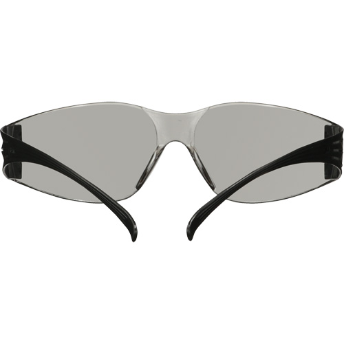 Lunettes de protection de s&eacute;rie 100 SecureFit, Lentille Gris/Int&eacute;rieur/ext&eacute;rieur, Antibu&eacute;e/Anti-&eacute;gratignures, ANSI Z87+/R&eacute;pond ou surpasse la norme CSA Z94.3 Fastek