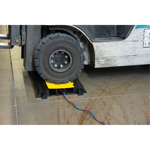 Protecteur de c&acirc;bles en polyur&eacute;thane, 3 canaux, 35,43" lo x 19,69" la x 3" h Fastek