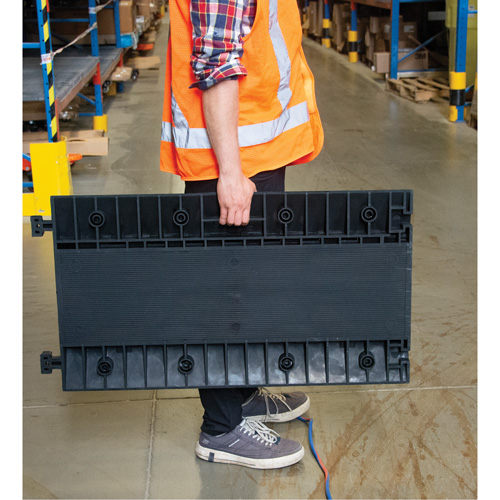 Protecteur de c&acirc;bles en polyur&eacute;thane, 3 canaux, 35,43" lo x 19,69" la x 3" h Fastek