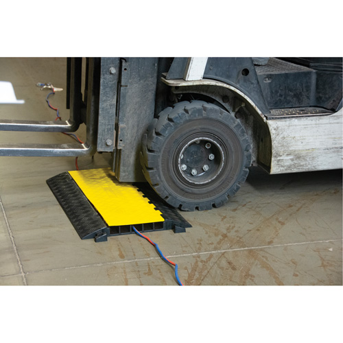 Protecteur de c&acirc;bles en polyur&eacute;thane, 5 canaux, 35,43" lo x 19,69" la x 2" h Fastek