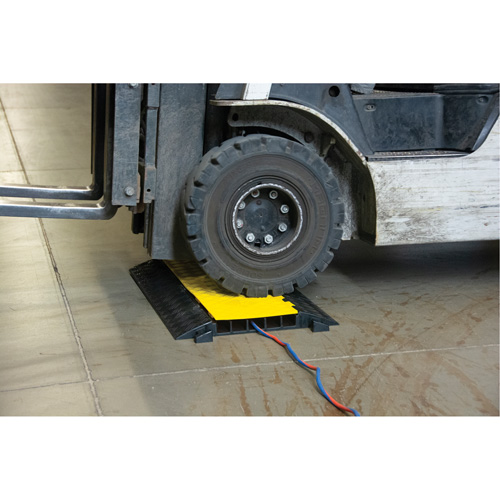 Protecteur de c&acirc;bles en polyur&eacute;thane, 5 canaux, 35,43" lo x 19,69" la x 2" h Fastek