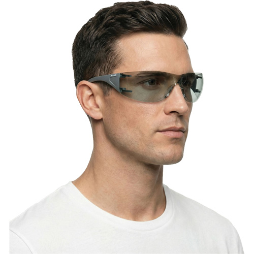 Lunettes de s&eacute;curit&eacute; Adapt Lite, Lentille Int&eacute;rieur/ext&eacute;rieur, Antibu&eacute;e/Anti-&eacute;gratignures, ANSI Z87+/R&eacute;pond ou surpasse la norme CSA Z94.3 Fastek