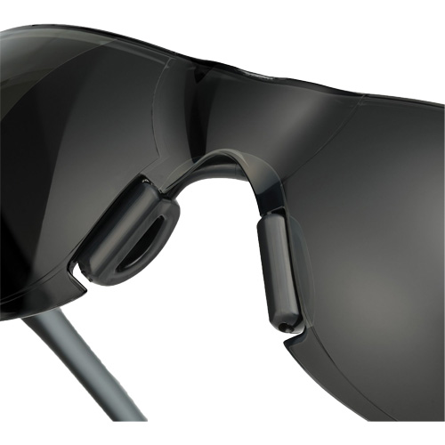 Lunettes de s&eacute;curit&eacute; Adapt Lite, Lentille Fum&eacute;e, Antibu&eacute;e/Anti-&eacute;gratignures, ANSI Z87+/R&eacute;pond ou surpasse la norme CSA Z94.3 Fastek
