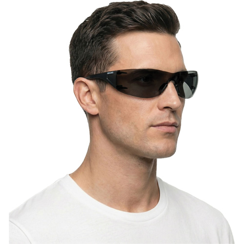 Lunettes de s&eacute;curit&eacute; Adapt Lite, Lentille Fum&eacute;e, Antibu&eacute;e/Anti-&eacute;gratignures, ANSI Z87+/R&eacute;pond ou surpasse la norme CSA Z94.3 Fastek