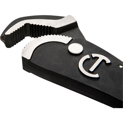 Cl&eacute; bimat&eacute;riau auto-ajustable pour tuyau, Cap des m&acirc;choires 1-1/2", Longueur 12", Fini Oxyde noir, Prise Coussin&eacute;e Fastek