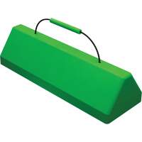 Cale de roue pour avion Checkers Safety SafeRay avec poign&eacute;e &agrave; c&acirc;ble, Ur&eacute;thane, Vert fluorescent, 24" la x 8" p x 6" h Fastek