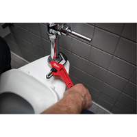 Cl&eacute; &agrave; tuyau hexagonale coud&eacute;e en acier, Cap des m&acirc;choires 2-5/8", Longueur 10-1/2", Fini Rev&ecirc;tement en poudre, Prise Ergonomique Fastek